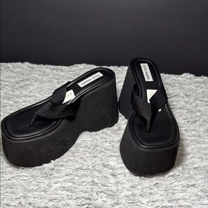 Steve Madden Gwen Black Platform Thong Sandals Flip Flops